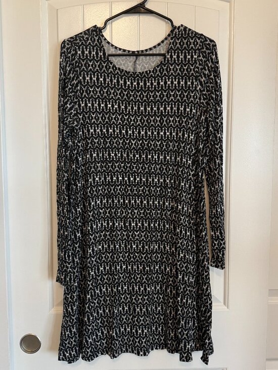 Dresses & Skirts - Long-sleeve swing dress featuring a classic geometric print